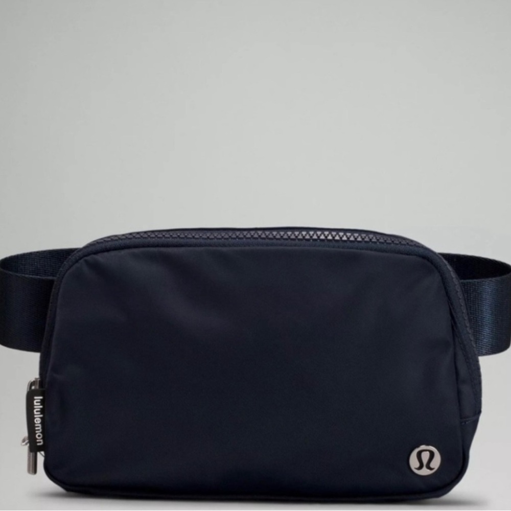 EVERYWHERE BELT BAG BLACK W/ SILVER LULU LOGO!